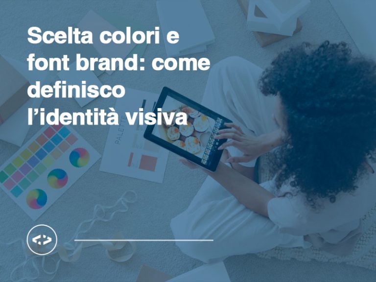 Tavolo da lavoro con campioni colore, tipografie e schizzi per il design di un’identità visiva
