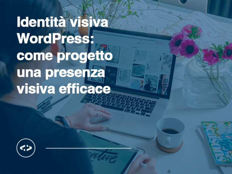 Interfaccia WordPress in fase di progettazione su schermo, accanto a una palette colori e layout grafici stampati. Parole chiave: identità visiva WordPress, branding digitale