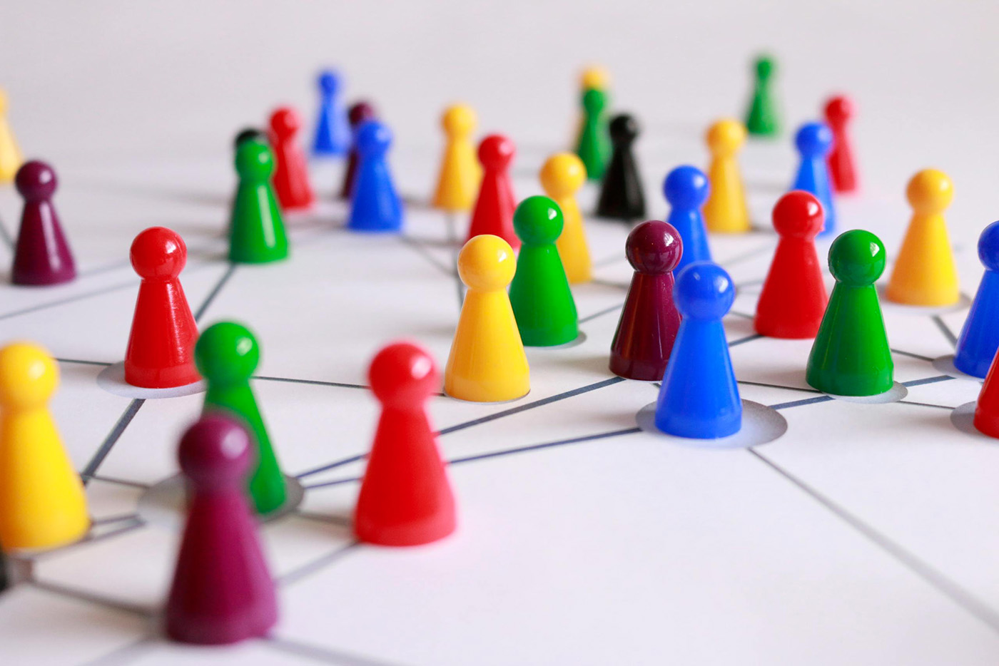 Strategica disposizione di pedine colorate collegate, simbolo di networking e collaborazione per social media marketing